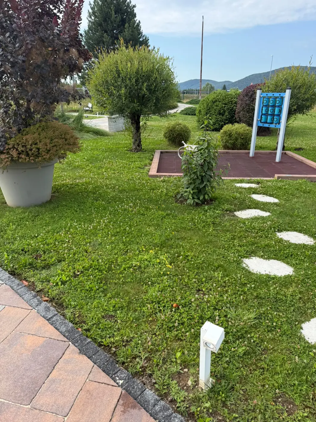 Uređeni vrt uz stazu